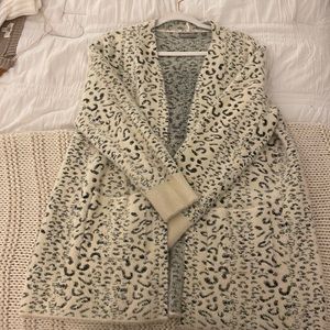 Evolution cardigan, cheetah. Never worn. No tags. Perfect condition! Size XL
